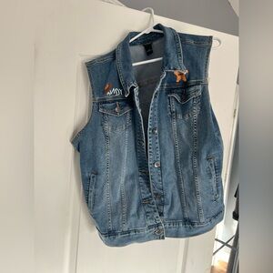 Her Universe “Woody” vest..
Worn once 2Xl